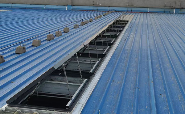 某城市大型商业综合体中庭和田县排烟窗工程