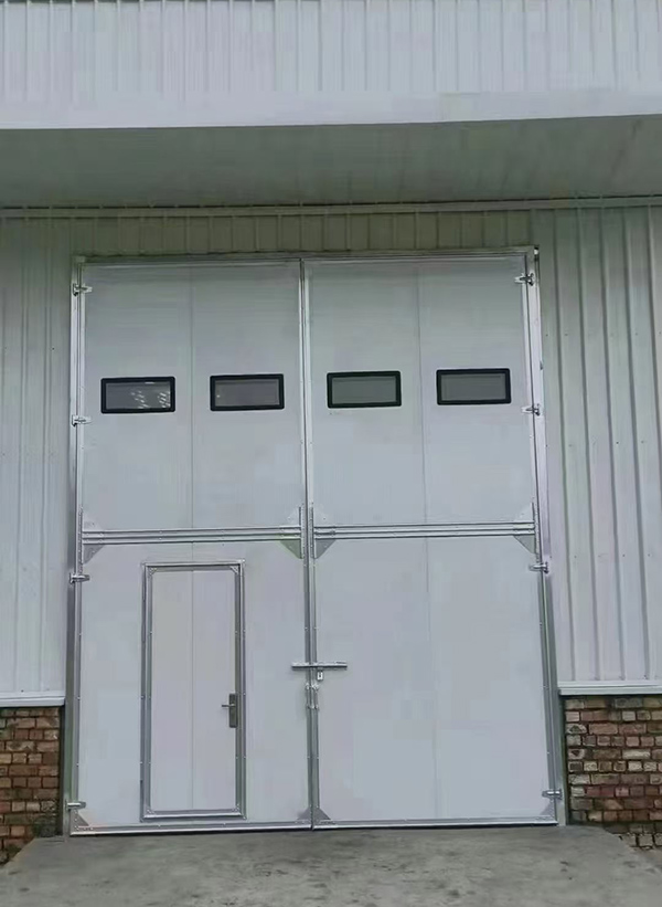 和田县工业门在设备装配车间出入口的实施记录