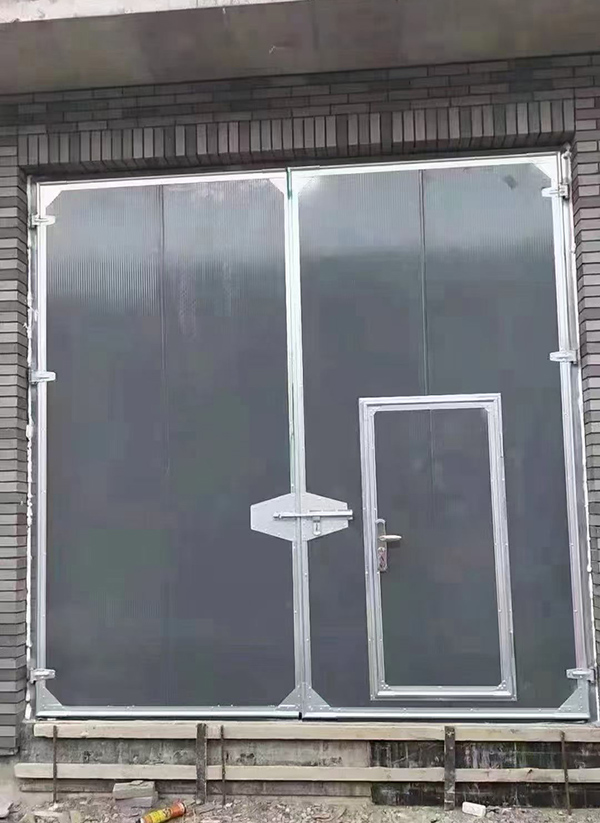 和田县工业平开门在大型设备制造车间的应用实例